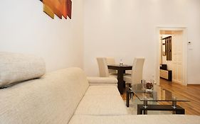 Charlotte Apartment Close To Opera